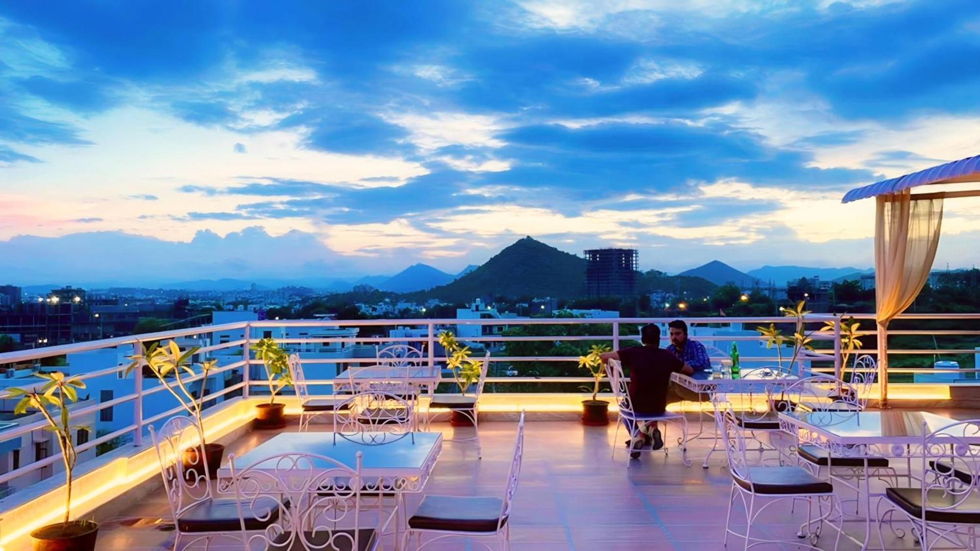 Hotel The Celebration By Amod Best Hotel & Rooftop Udaipur Luaran gambar