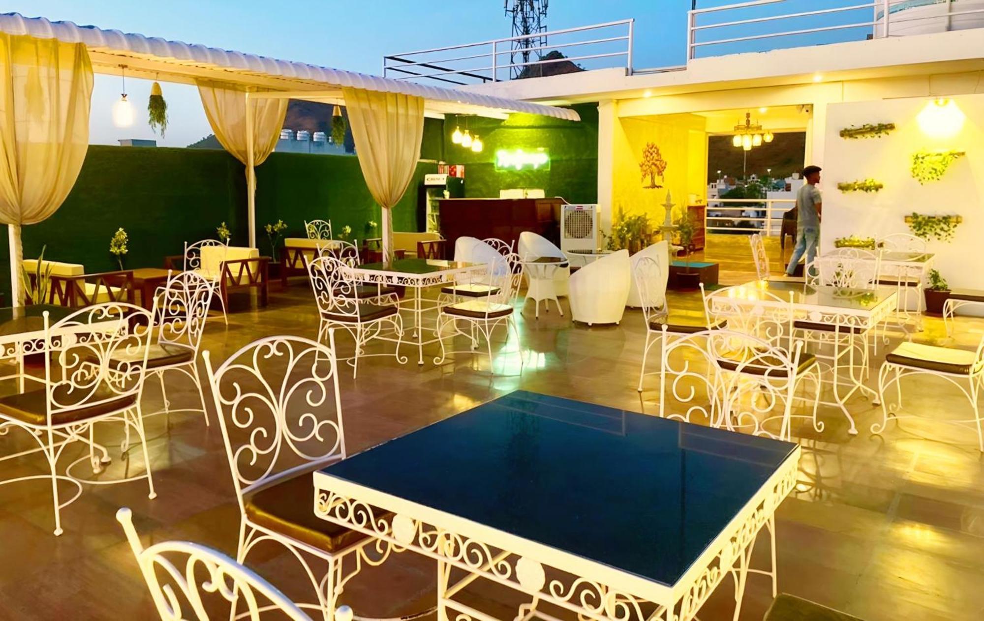 Hotel The Celebration By Amod Best Hotel & Rooftop Udaipur Luaran gambar